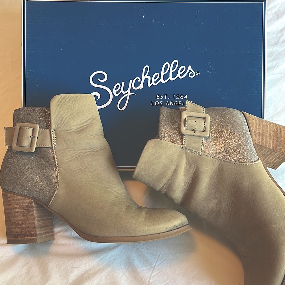 Seychelles “Pounce” Sparkly Gray Leather Booties. Worn one time indoors only.